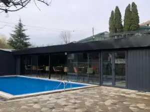 Astoria Luxe