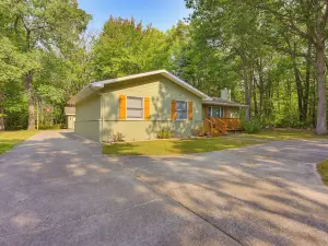 Houghton Lake Cottage Escape w/ Patio!