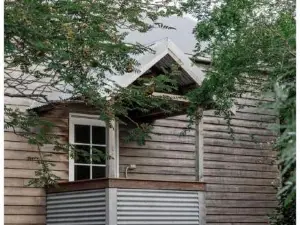 Tumbledown Barnhouse