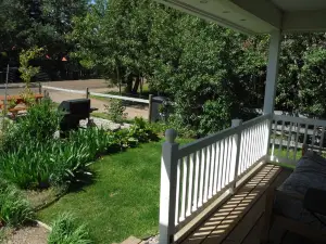CottonwoodCottage- Upgraded, Spacious House and Yard with Mountain View