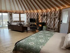 Cozy Luxury Mountain View Yurt! HOT TUB, WiFI, A/C and Shower!!