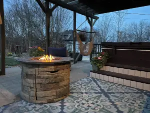 Beautiful Garden ...May Flowers. in Town & Private Hot Tub, 2 Bikes & Snf Hiking