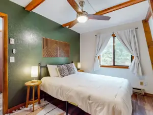Cute condo with deck & fireplace - snowbird-friendly