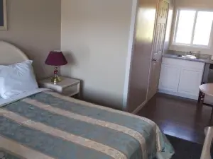 Bay Lake Inn - Frontiersman Motel