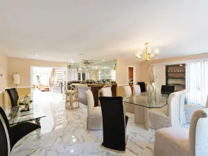 LUXURY BAY SHORE HOME