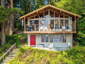 Goss Lake Getaway by AvantStay Lakefront Escape