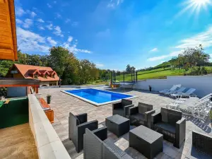 Awesome Home in Vinogradi Ludbreski with Outdoor Swimming Pool, Wifi and 10 Bedrooms