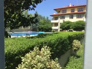 SunnySeasons Apartment with Swimming Pool View