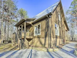 Mossy Rock Retreat: Cabin Near Desoto Park!