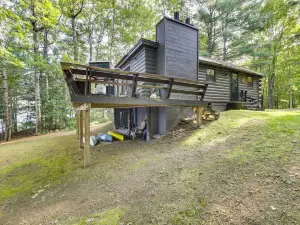 China Lake Retreat: Kayaks, Grill & Fireplace!