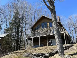 Relaxing waterfront cabin getaway in the Groton State Forest