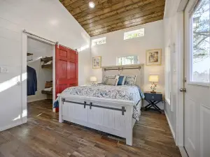 Tiny House on 27 acres in Broken Bow!