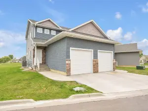 Modern 3 Bed/3.5 Bath Townhome Near Lost Island Water/Theme Park