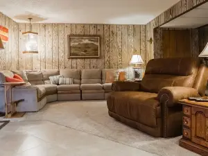ENTIRE LOWER LEVEL - Mountain Lakeview Lodge