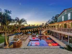 Heated Pool, Hot Tub, and Scenic Views - Luxurious Retreat