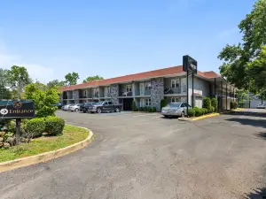 Private Porch and Full Kitchen Amenities - Inviting Spacious Oasis