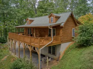 Mountain Views Retreat - Fire Pit, Game Room, Expansive Deck