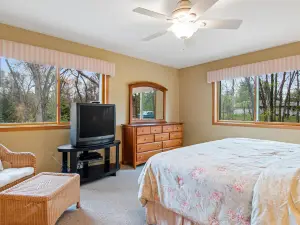 Ideally located home with screened porch, 7-min drive to Sand Valley Golf Resort