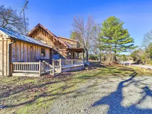 Wilburton Cabin w/ Fire Pit, Mountain Views!