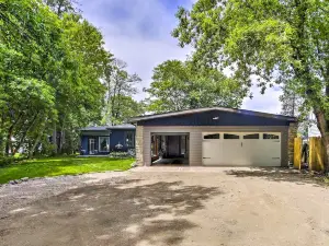 Spacious Waterfront Retreat Near UW-Green Bay