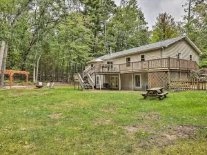 Charming Pentwater Home w/ Fire Pit & Yard!