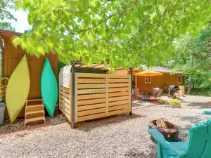 Hot Tub & Fire Pit: Holiday Island Getaway!