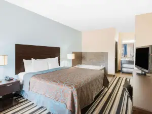 Super 8 by Wyndham Dilley TX