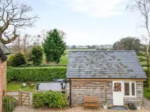 Oak Tree Hideaway