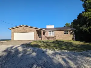 180 Degree Seneca Lake Views, privacy galore with hot tub. Sleeps 9