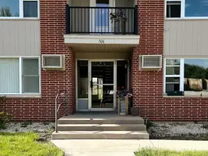 Butterfly Park Retreat #5 - Centrally located to Decorah's Top Attractions!