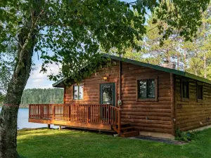 Peaceful Cabin Retreat on Pristine Sand-Bottom Lake with Trail Access