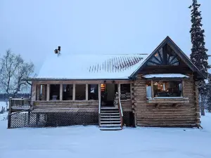 Log Cabin with Mountains and Lake View, enjoy relaxing in the hot tub
