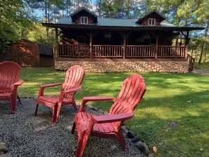 The Winding Cabin - down the road from Christie Mountain and more!