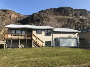 Sunland Home Sleeps 10 adults. Minutes to Concerts at the Gorge!
