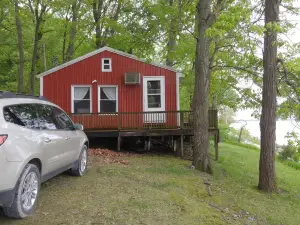 Riverfront Cabin With Small Beach Short Drive From Nauvoo