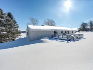 Deck & Fire Pit: Cozy Escape in Morrisville!
