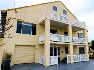 Coastal retreat, 4min stroll from stunning Beaches