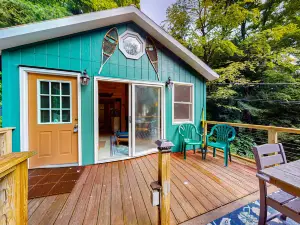 Gorgeous cabin with Pack 'n Play, private dock, lovely deck, firepit, wood stove
