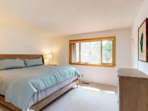 Bright condo with outdoor pool, hot tub, tennis, sauna & patio - walk to lake