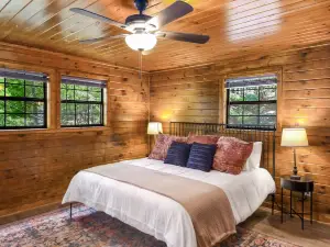 Serene Mountain Haven - Hot Tub, Fire Pit, Game Room