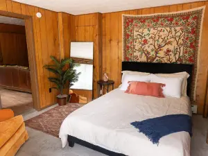 Bright Aztec 4 bed home, steps from Main Ave