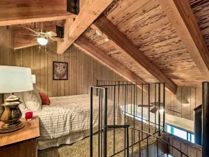 ตากอากาศไพน์เครสท์พร้อมเตาไฟ!