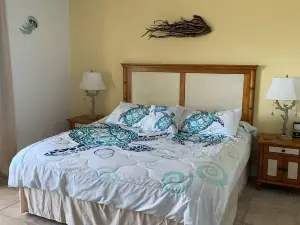 Sunsets In Paradise, third floor condo with breathtaking sunsets and ocean views