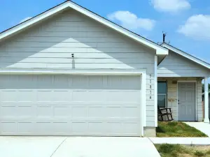 Modern New Build Near Toyota, Amazon & Lackland AFB - Ideal for Long Stays