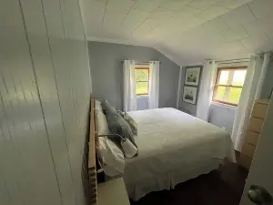 Lake Hortonia 3 bedroom cottage and boat house 2 min walk to Lake.