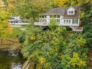 Riverfront Sanctuary Your Mountain Getaway