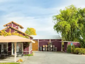Raven Suite at Rellik House. Winery & Alpaca Farm