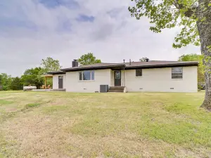Checotah Vacation Rental w/ Eufaula Lake Access!