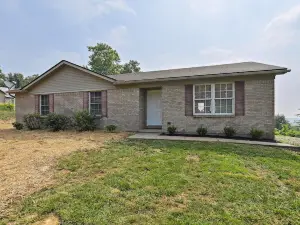 Corinth Getaway w/ Deck ~ 11 Mi to Ark Encounter!