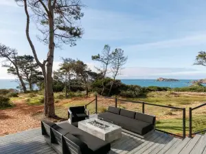 5 Acre Waterfront Retreat w Tesla, Gym & Sauna- 3 Night Minimum Stay